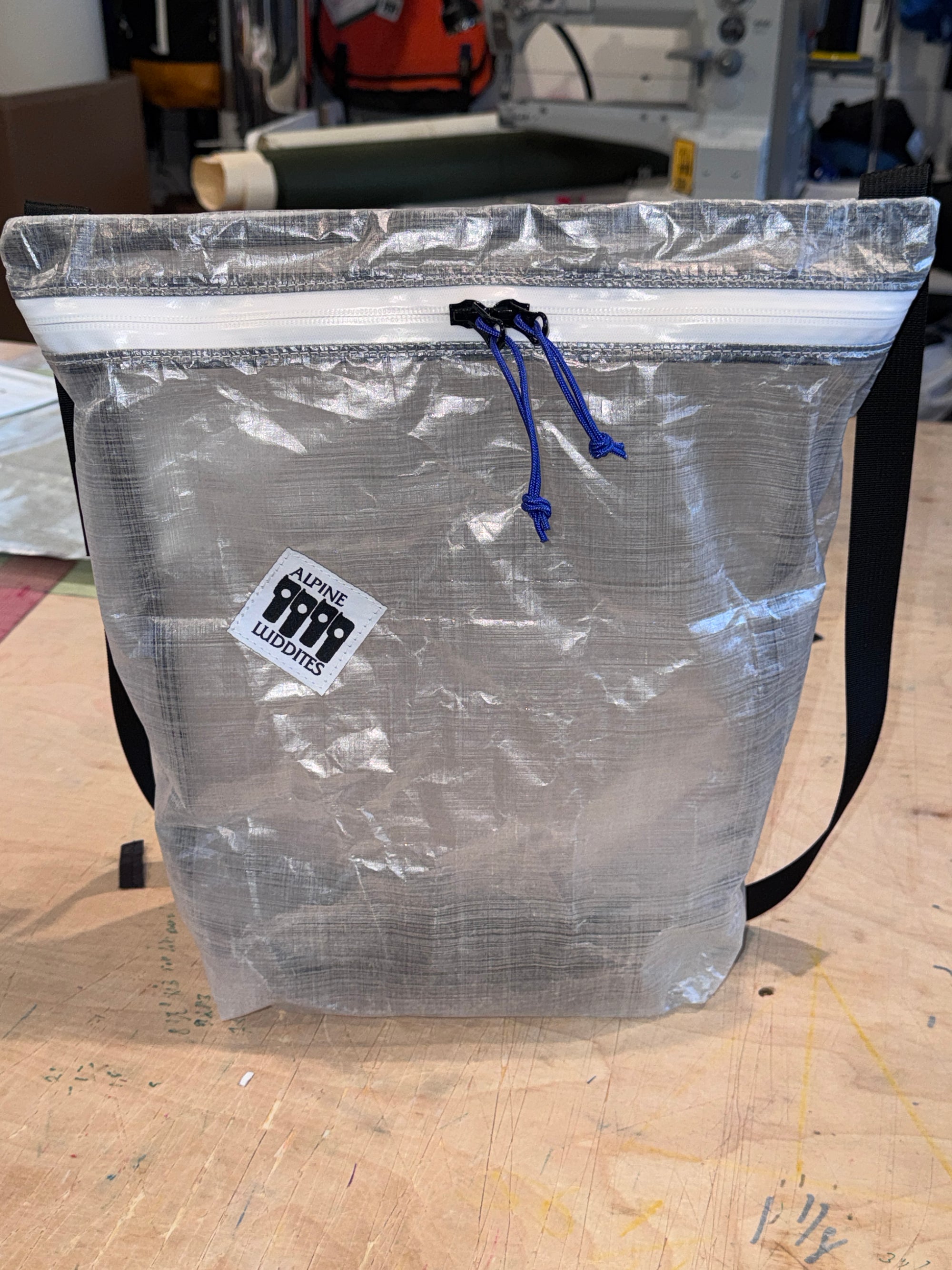 zippered Dyneema musette bag