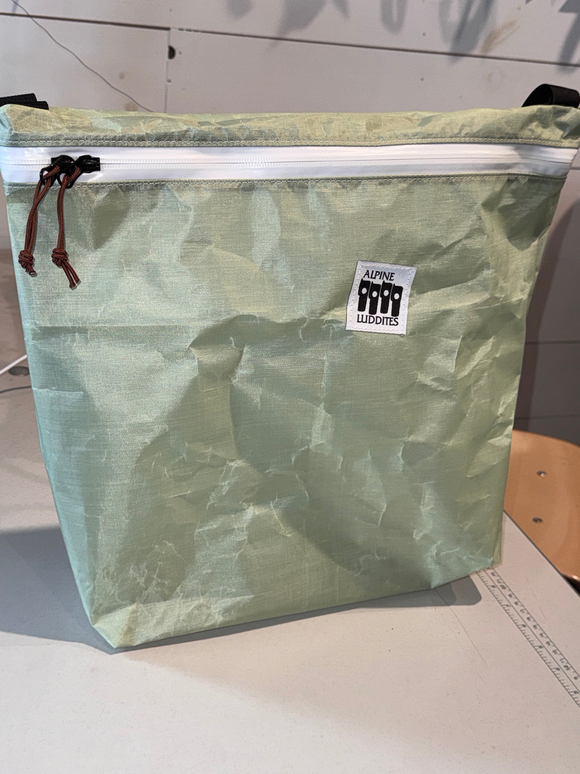 zippered Dyneema musette bag
